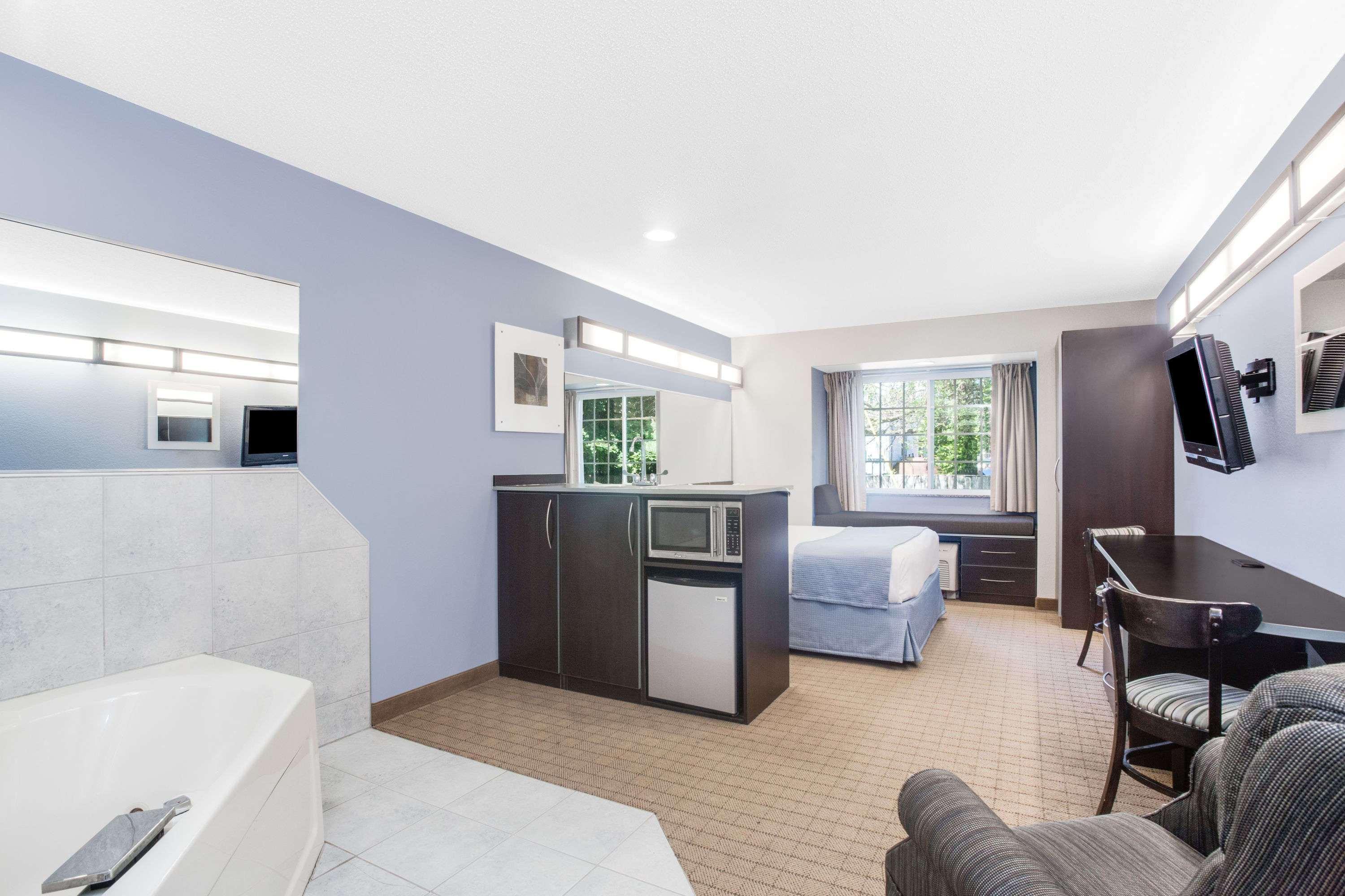 Microtel Inn & Suites Bath Luaran gambar