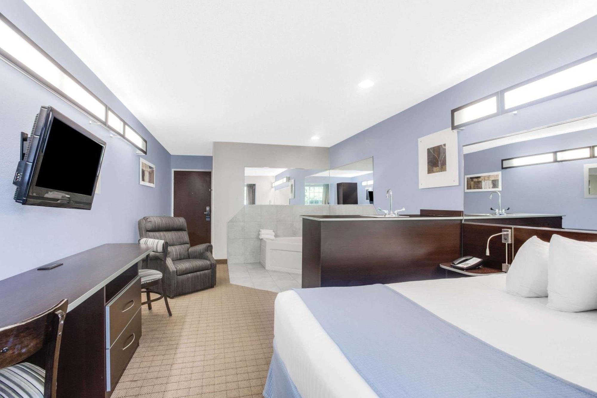 Microtel Inn & Suites Bath Luaran gambar